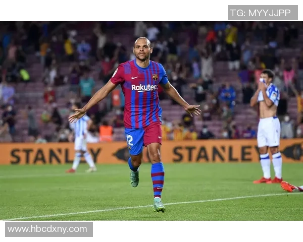 球星足球场上竖中指事件引发热议 社会舆论与体育道德的双重反思