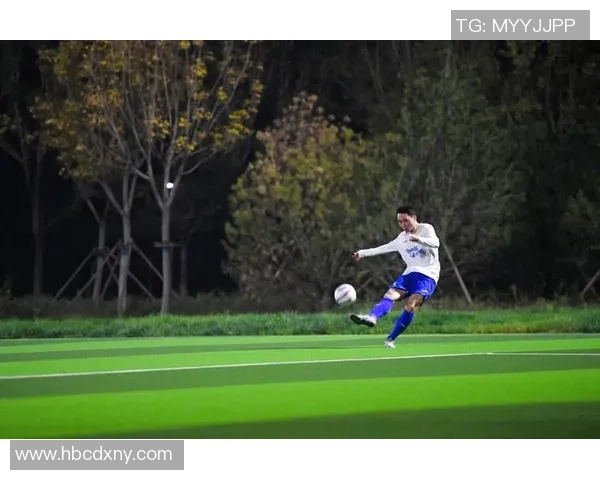 足球明星闪耀赛场各具风采,众多球员同场竞技展现精彩瞬间